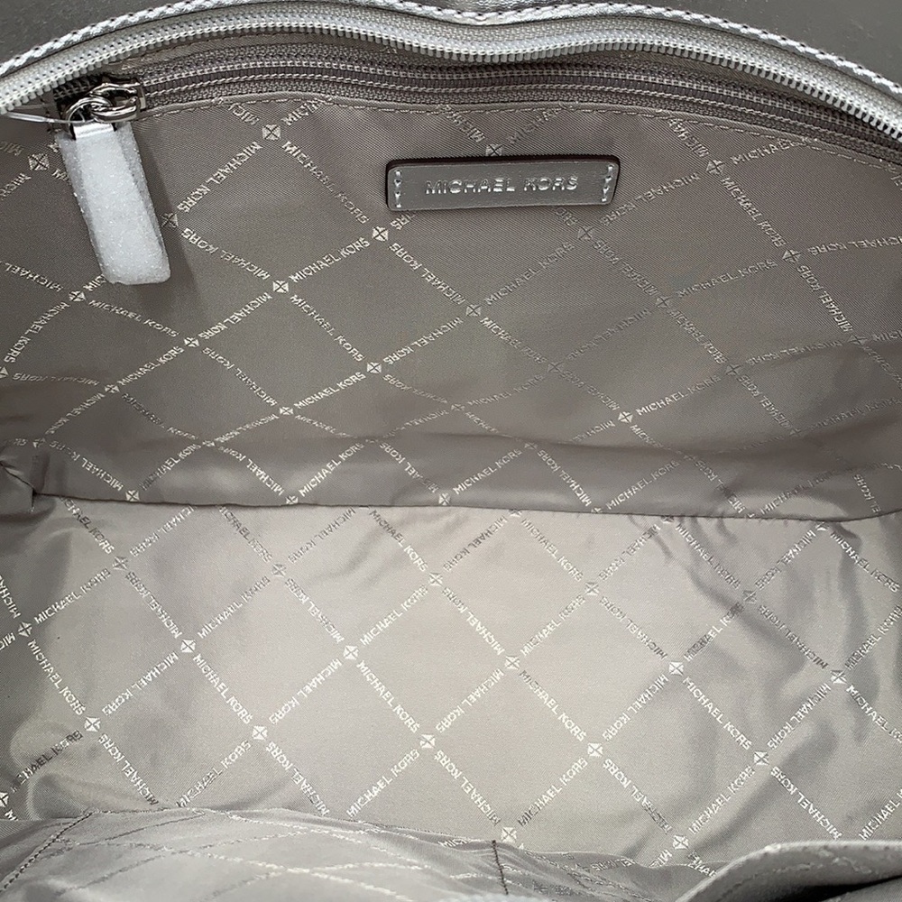 Michael Kors Jet Set Travel Large Chained Tote Shoulder Bag MK
Silver
NWT - Picture 15 of 16